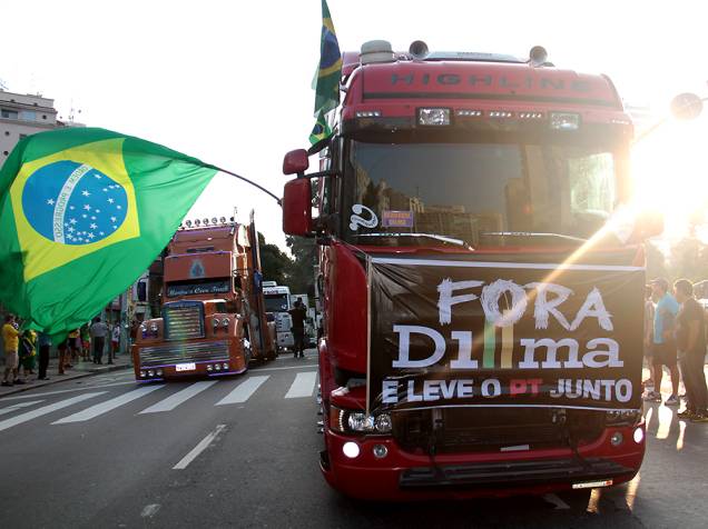 Em São Paulo, caminhoneiros protestam contra o governo da presidente Dilma Rousseff
