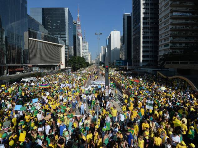 Protesto contra o governo da presidente Dilma Rousseff e contra o partido dos trabalhadores (PT), na Avenida Paulista, São Paulo, neste domingo (12)
