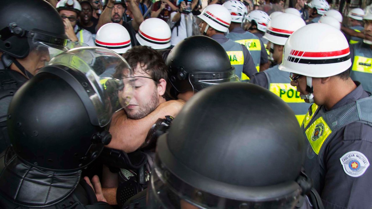 Tumulto entre manifestantes e policiais militares no vão livre do Masp durante a concentração para o 3º Grande Ato "Sem água São Paulo vai parar!", na região central da capital paulista, nesta quarta-feira (11)