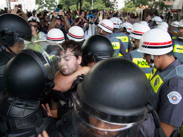 Tumulto entre manifestantes e policiais militares no vão livre do Masp durante a concentração para o 3º Grande Ato "Sem água São Paulo vai parar!", na região central da capital paulista, nesta quarta-feira (11)