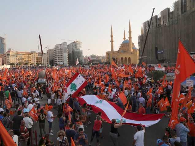 Manifestantes carregam bandeiras durante protesto a favor das eleições presidenciais, em meio a uma crise política que tem paralisado o governo e o parlamento, em Beirute, Líbano - 04/09/2015