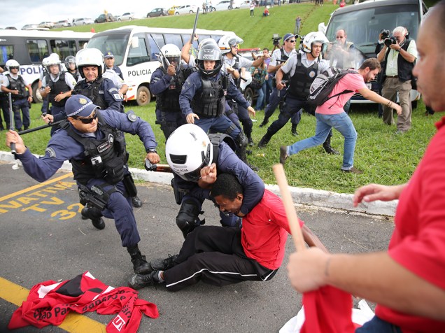 Em Brasília, confronto entre PM e manifestantes em ato contra a lei da terceirização