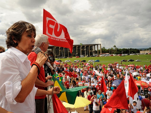 A deputada Erica Kokay (PT-DF) fala em carro de som durante manifestação em frente ao Congresso Nacional em Brasília