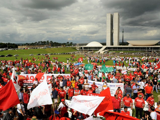 CUT e Centrais Sindicais manifestam no gramado do Congresso