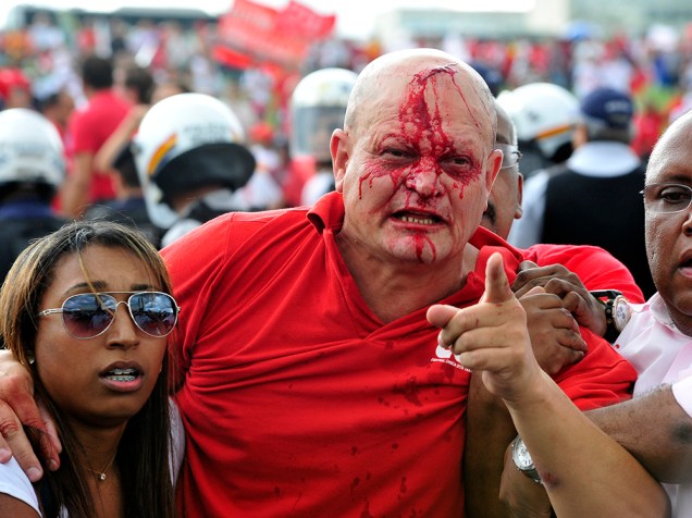 Manifestante é ferido durante confronto em Brasília
