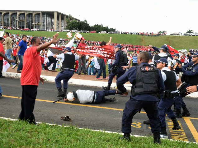 Manifestantes entram em confronto com a polícia em frente ao Congresso