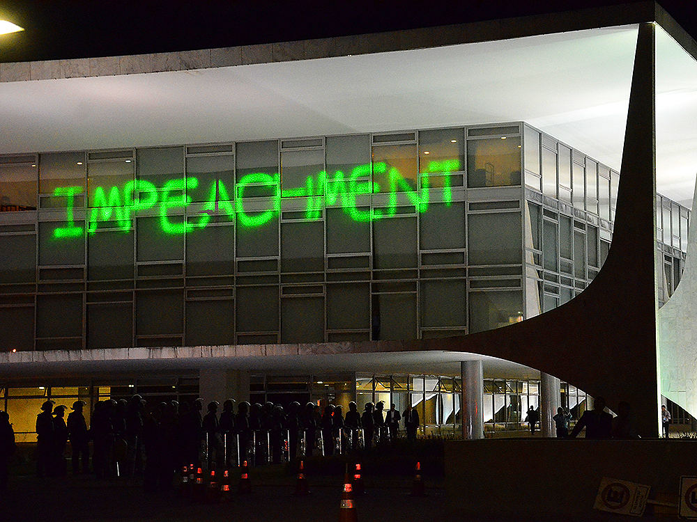 Protesto contra o governo de Dilma Rousseff, no Palácio do Planalto, em Brasília (DF), na noite desta segunda-feira (21)