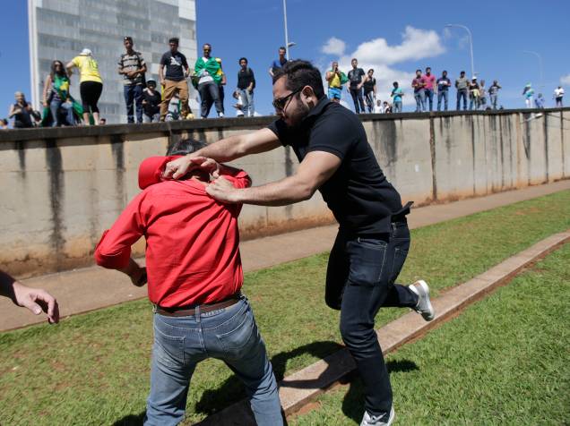 Confusão entre manifestantes favoráveis e contrários ao governo Dilma Rousseff durante protesto na Praça dos Três Poderes, em frente ao Palácio do Planalto, em Brasília, nesta quinta- feira (17)