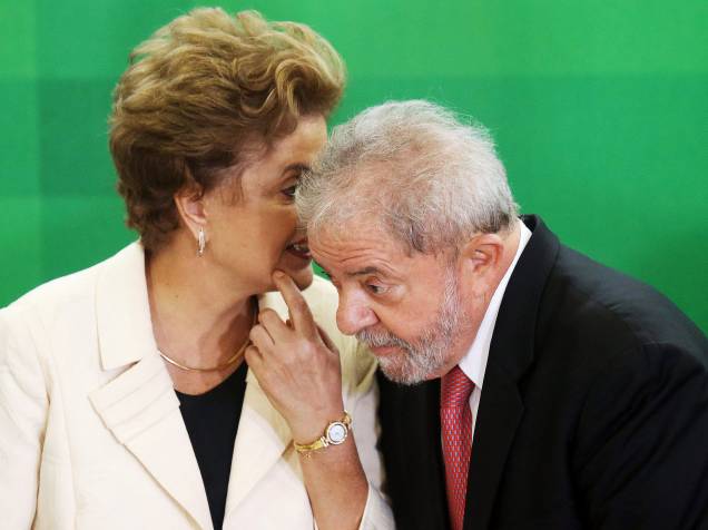 A presidente Dilma Rousseff e o ex- presidente Luiz Inácio Lula da Silva durante a cerimônia de posse dos novos ministros no Palácio do Planalto, em Brasília
