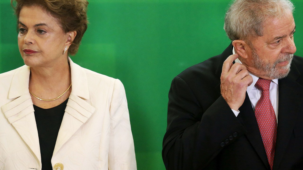 A presidente Dilma Rousseff empossa o ex- presidente Luiz Inácio Lula na Casa Civil: decisão barrada no STF