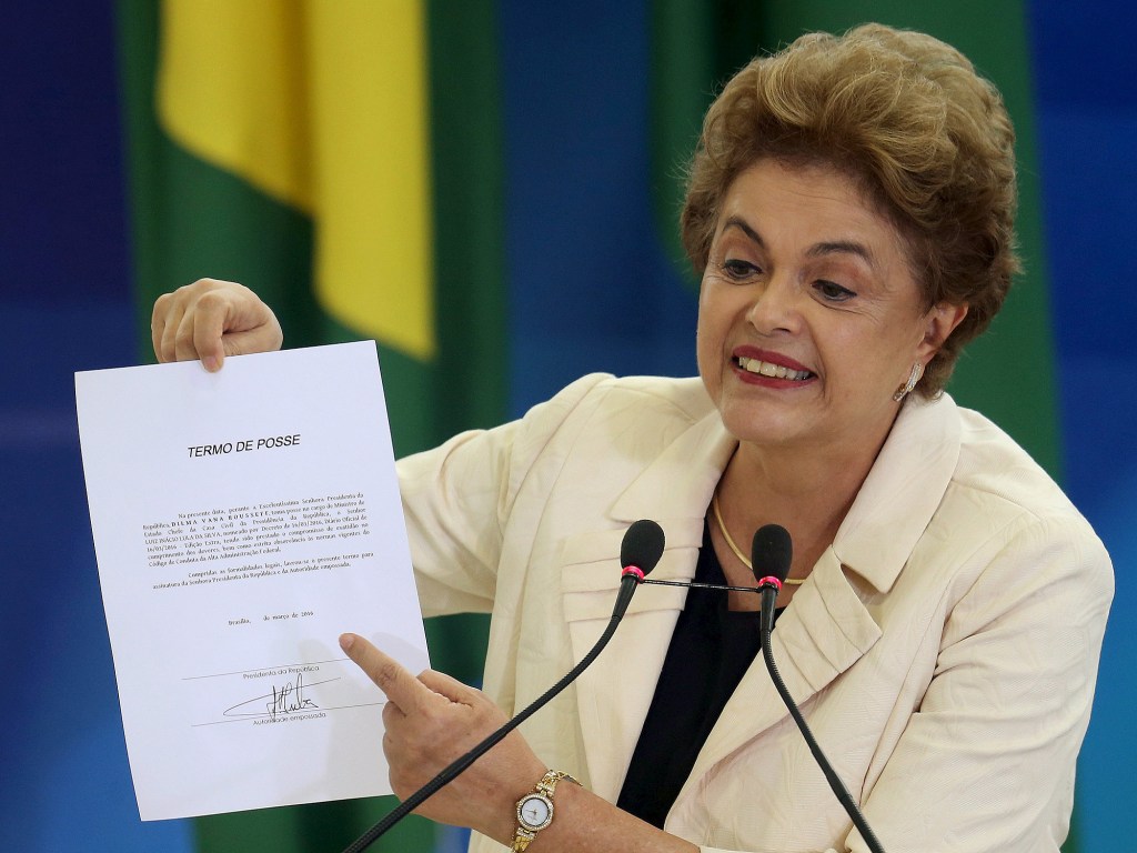 Dilma mostra o documento na cerimônia e afirmou que ele foi enviado porque Lula poderia não comparecer ao evento devido a um problema de saúde de Marisa Letícia