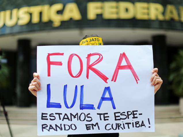 Manifestantes protestam na frente da Justiça Federal, em Curitiba, para protestam contra a nomeação do ex-presidente Lula no cargo de ministro da Casa Civil