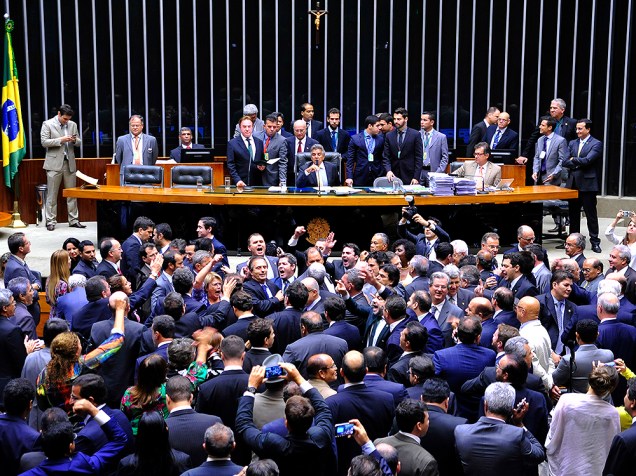 Deputados da oposição pró-impeachment durante protesto em sessão no plenário da Câmara dos Deputados, nesta quarta-feira (16), em Brasília (DF)