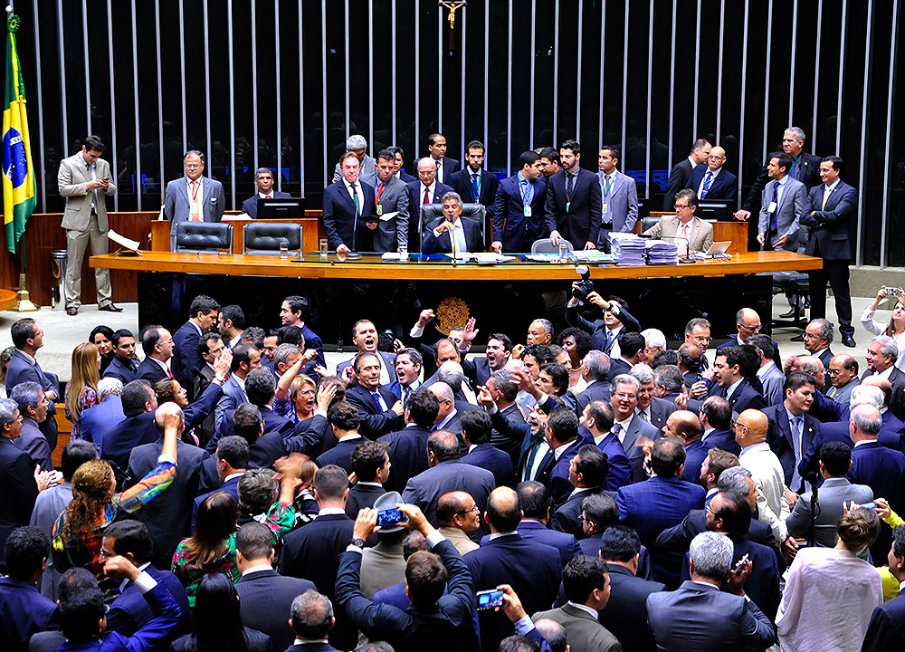 Deputados da oposição pró-impeachment durante protesto em sessão no plenário da Câmara dos Deputados, nesta quarta-feira (16), em Brasília (DF)