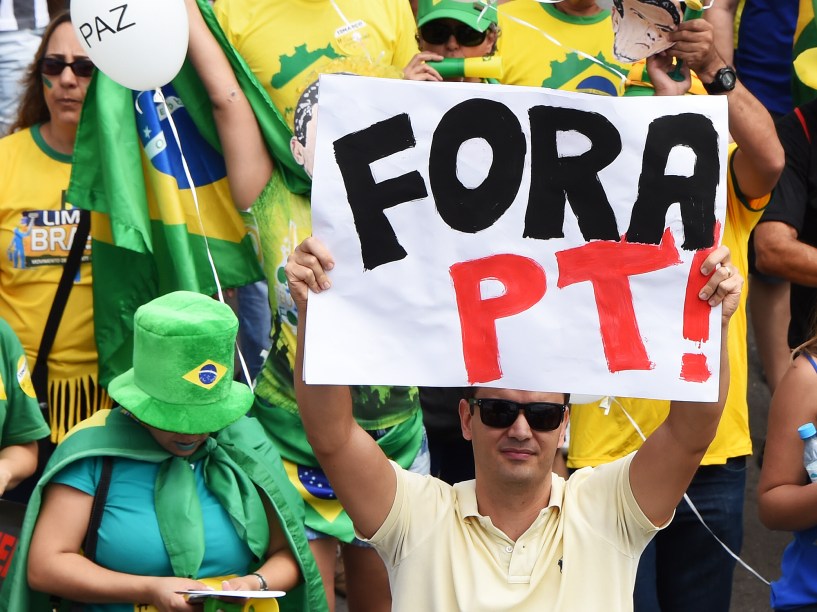 Movimentação contra a corrupção e a presidente Dilma Rousseff em Brasília (DF), neste domingo (13)