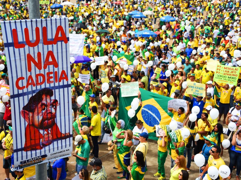 Protesto contra o governo de Dilma Rousseff,em Brasília (DF), na manhã deste domingo (13)