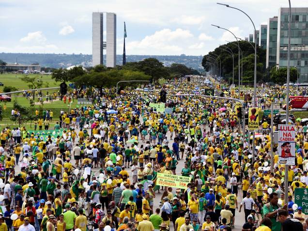 Movimentação contra a corrupção e a presidente Dilma Rousseff em Brasília (DF), neste domingo (13)