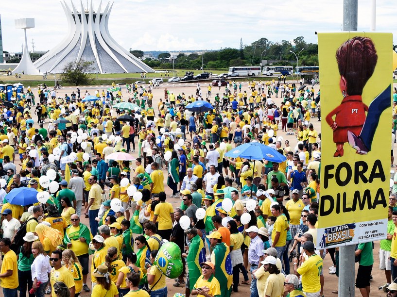 Movimentação contra a corrupção e a presidente Dilma Rousseff em Brasília (DF), neste domingo (13)