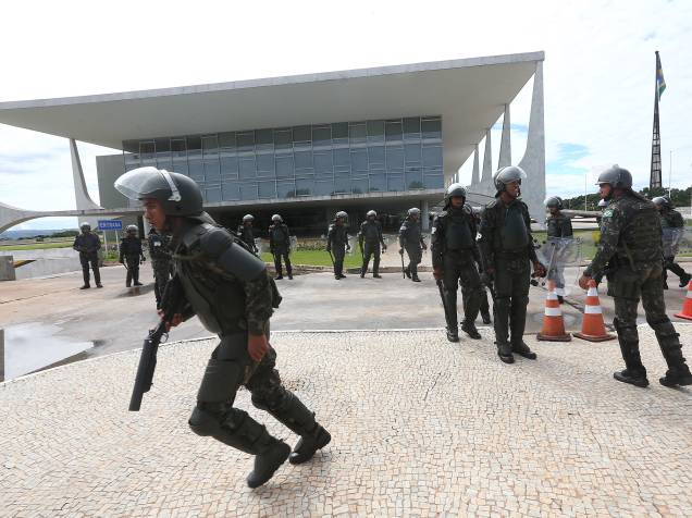 Soldados do Batalhão da Guarda Presidencial de prontidão no Palácio do Planalto, em Brasília, devido ao protesto contra a presidente Dilma e o PT, neste domingo (13)