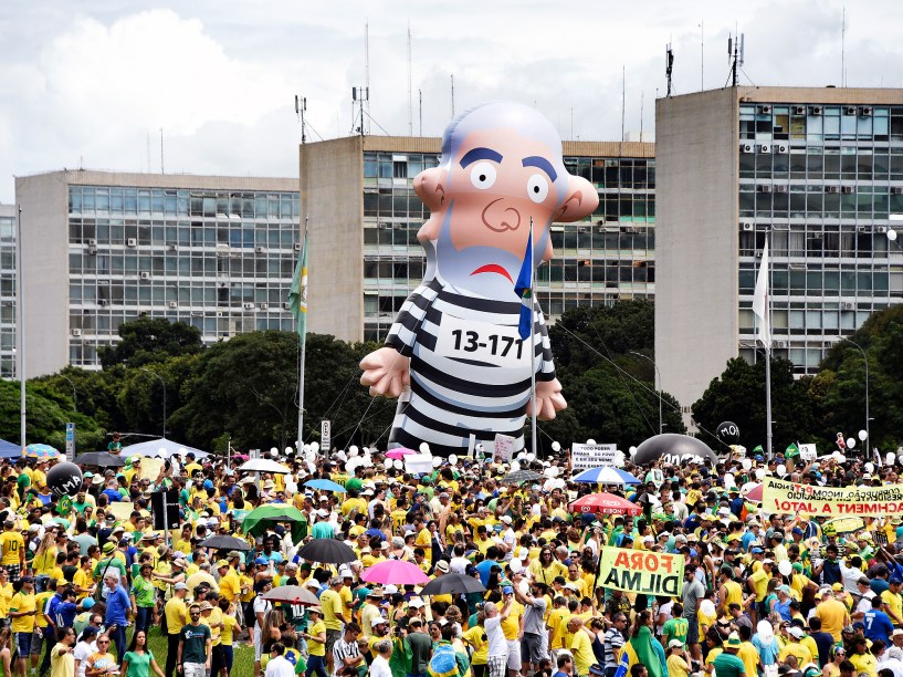 Ato contra a corrupção e a presidente Dilma Rousseff em Brasília (DF), neste domingo (13)