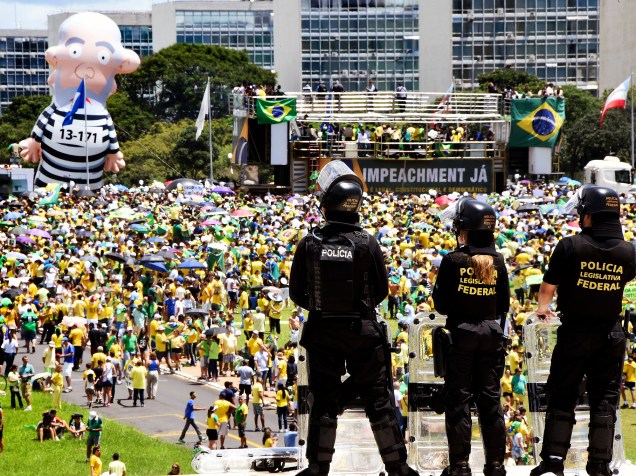 Ato contra a corrupção e a presidente Dilma Rousseff em Brasília (DF), neste domingo (13)