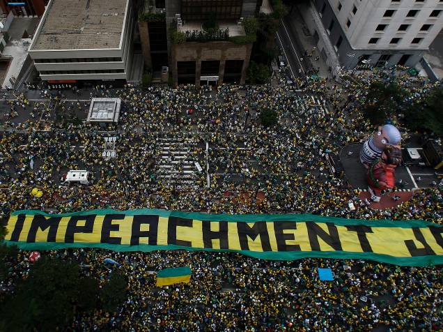 Protesto contra o governo de Dilma Rousseff, na Avenida Paulista, em São Paulo (SP), na tarde deste domingo (13)