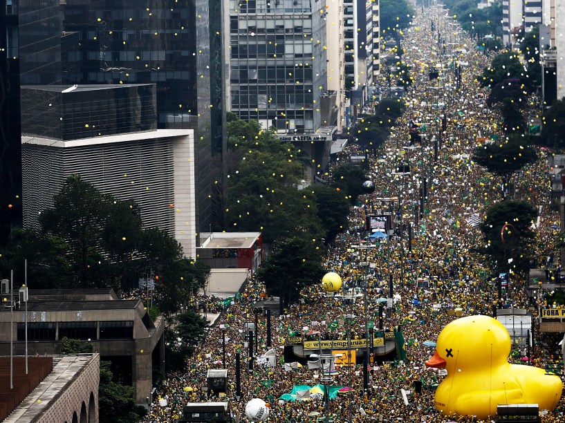 Protesto contra o governo de Dilma Rousseff, na Avenida Paulista, em São Paulo (SP), na tarde deste domingo (13)
