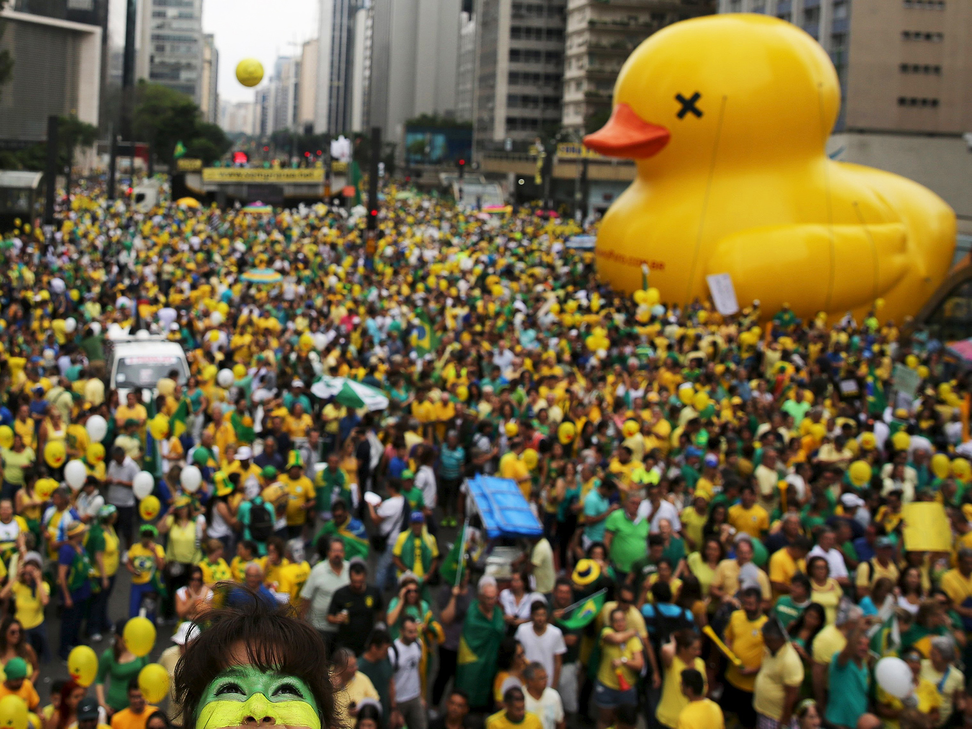 Protesto contra o governo de Dilma Rousseff, na Avenida Paulista, em São Paulo (SP), na tarde deste domingo (13)