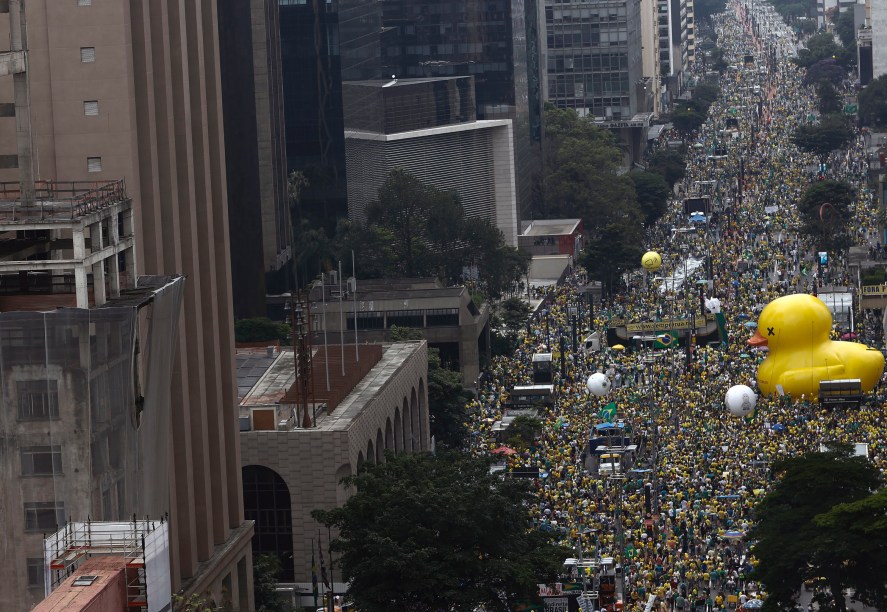 Protesto contra o governo de Dilma Rousseff, na Avenida Paulista, em São Paulo (SP), na tarde deste domingo (13)
