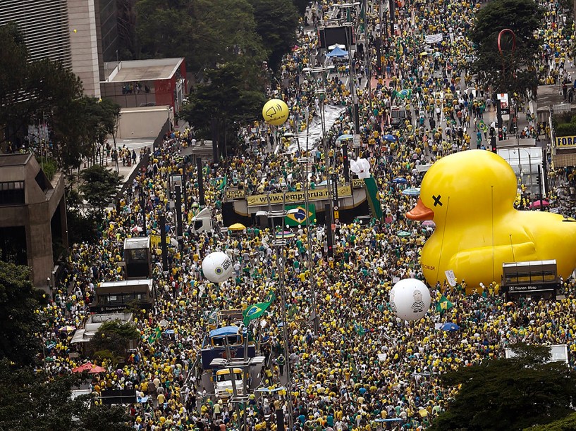 Protesto contra o governo de Dilma Rousseff, na Avenida Paulista, em São Paulo (SP), na tarde deste domingo (13)