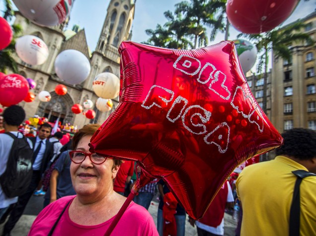 Balão em formato de estrela, com os dizeres Dilma fica, durante ato contra o impeachment da presidente Dilma Rousseff, oraganizado por centrais sindicais, na Praça da Sé, centro de São Paulo (SP), nesta quinta-feira - 31/03/2016