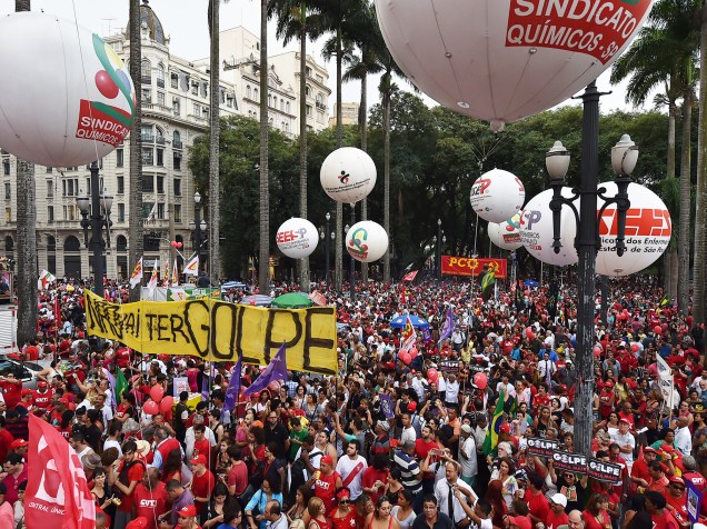 Manifestantes se concentram na Praça da Sé, em São Paulo (SP), durante ato a favor da presidente Dilma Rousseff, nesta quinta-feira - 31/03/2016