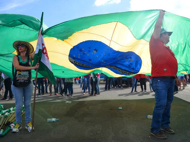 Bandeira do Brasil é carregada por manifestantes, durante ato a favor da presidente Dilma Rousseff, próximo ao Estádio Mané Garrincha, em Brasília (DF) - 31/03/2016
