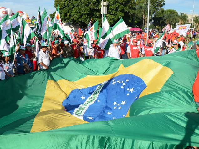 Bandeira do Brasil é carregada por manifestantes, durante ato a favor da presidente Dilma Rousseff, próximo ao Estádio Mané Garrincha, em Brasília (DF) - 31/03/2016