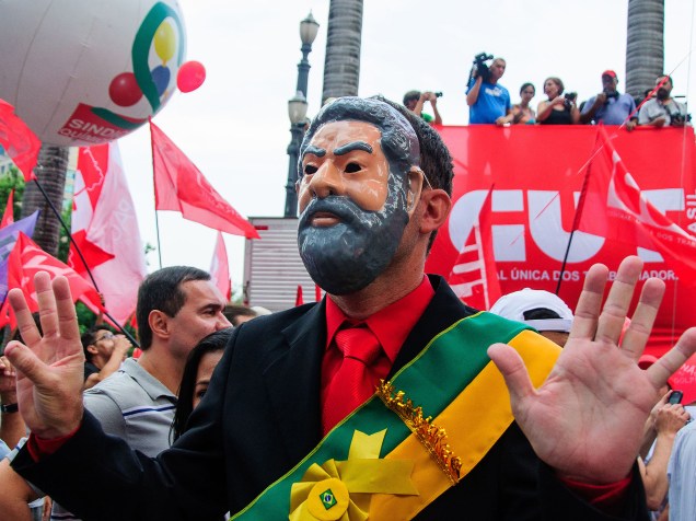 Manifestante com máscara do ex-presidente Lula, durante ato a favor da presidente Dilma Rousseff, na Praça da Sé, no centro de São Paulo (SP) - 31/03/2016