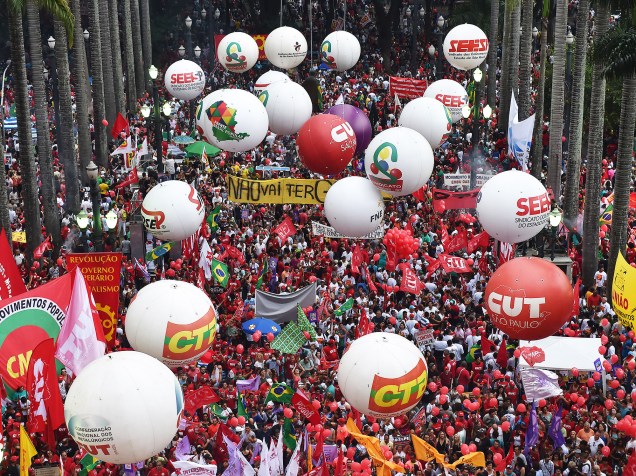 Manifestantes se concentram na Praça da Sé, em São Paulo (SP), durante ato a favor da presidente Dilma Rousseff, nesta quinta-feira - 31/03/2016