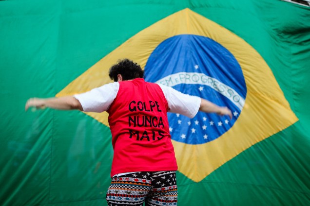 Manifestante pró-Dilma, em frente a bandeira do Brasil, durante ato no Largo do Carioca, no Rio de Janeiro (RJ), nesta quinta-feira - 31/03/2016
