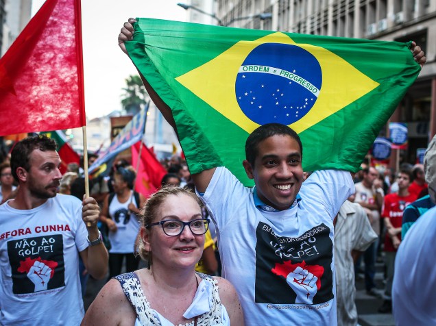 Manifestante segura bandeira do Brasil, durante ato a favor da presidente Dilma Rousseff, em Porto Alegre (RS), nesta quinta-feira - 31/03/2016