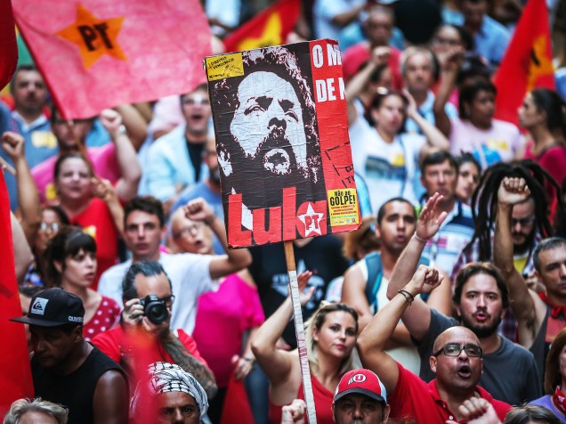 Placa com foto do ex-presidente Lula, durante ato a favor da presidente Dilma Rousseff, em Porto Alegre (RS), nesta quinta - 31/03/2016
