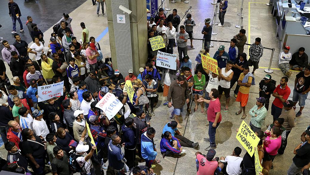 Grupo de cerca de 50 pessoas ocupa o saguão de embarque do Terminal 1 do Aeroporto Internacional de Cumbica