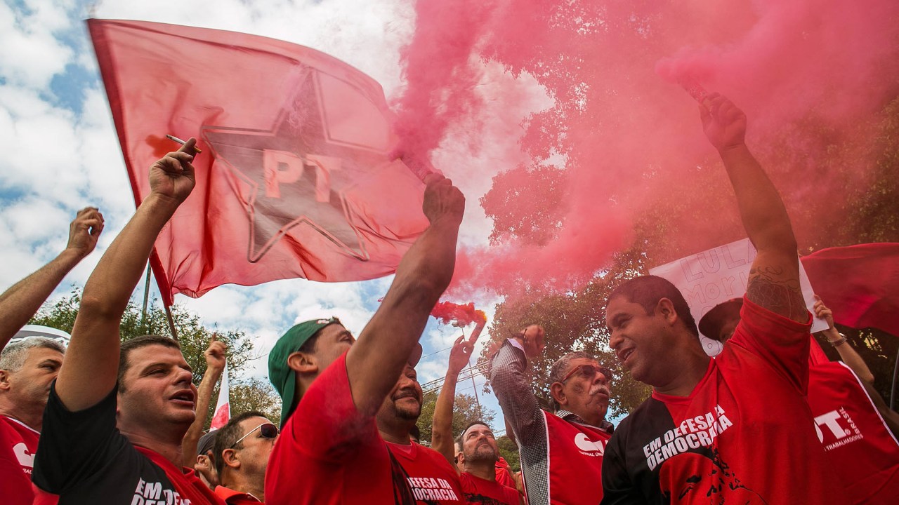 Manifestação em prol da presidente Dilma Rousseff nos arredores do Instituto Lula, zona sul da capital paulista na manhã deste domingo (16)