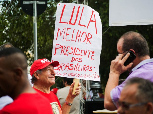 Manifestação em prol da presidente Dilma Rousseff nos arredores do Instituto Lula, zona sul da capital paulista na manhã deste domingo (16)