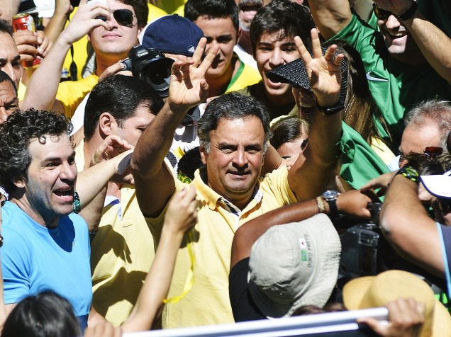O senador Aécio Neves comparece a manifestação na praça da Liberdade em Belo Horizonte (MG) em favor do impeachment da presidente Dilma Rousseff e PT
