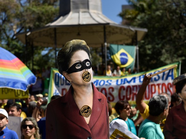 Manifestação na praça da Liberdade, em Belo Horizonte, em favor do impeachment da presidente Dilma Rosseff, neste domingo (16)