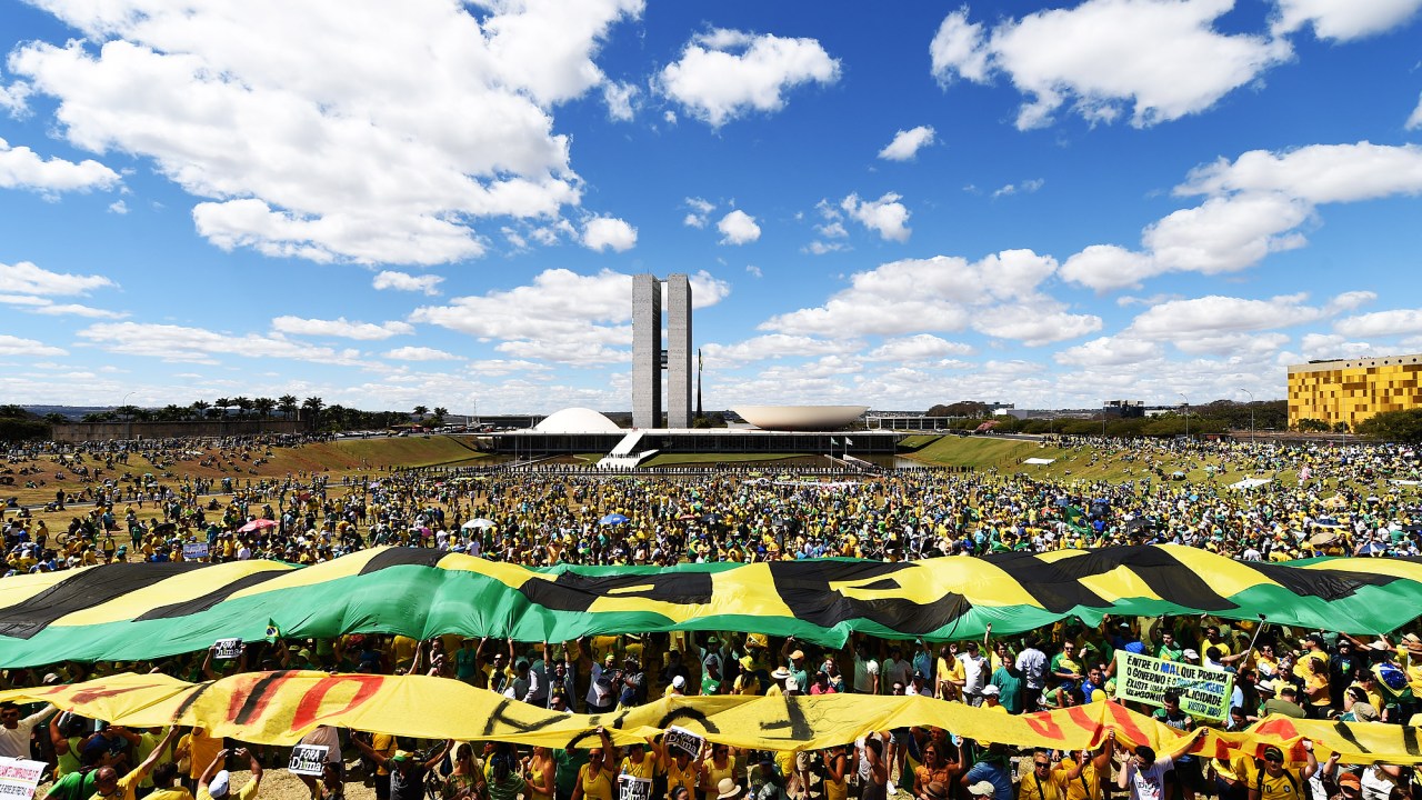 Manifestantes fazem caminhada na Esplanada dos Ministérios em protesto contra o governo da presidente Dilma Rousseff neste domingo (16)