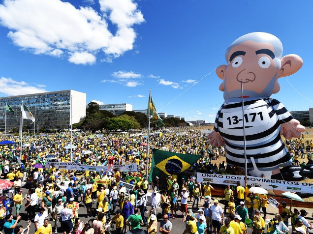 Manifestantes fazem caminhada na Esplanada dos Ministérios em protesto contra o governo da presidente Dilma Rousseff neste domingo (16)