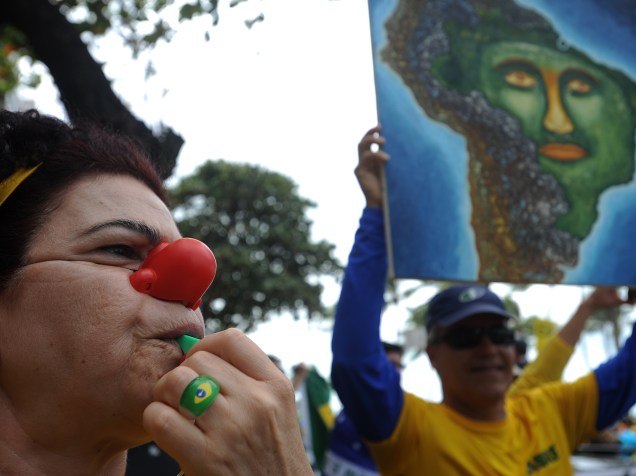 Manifestantes durante ato contra o governo Dilma Rousseff na Praia de Boa Viagem em Recife, neste domingo (16)