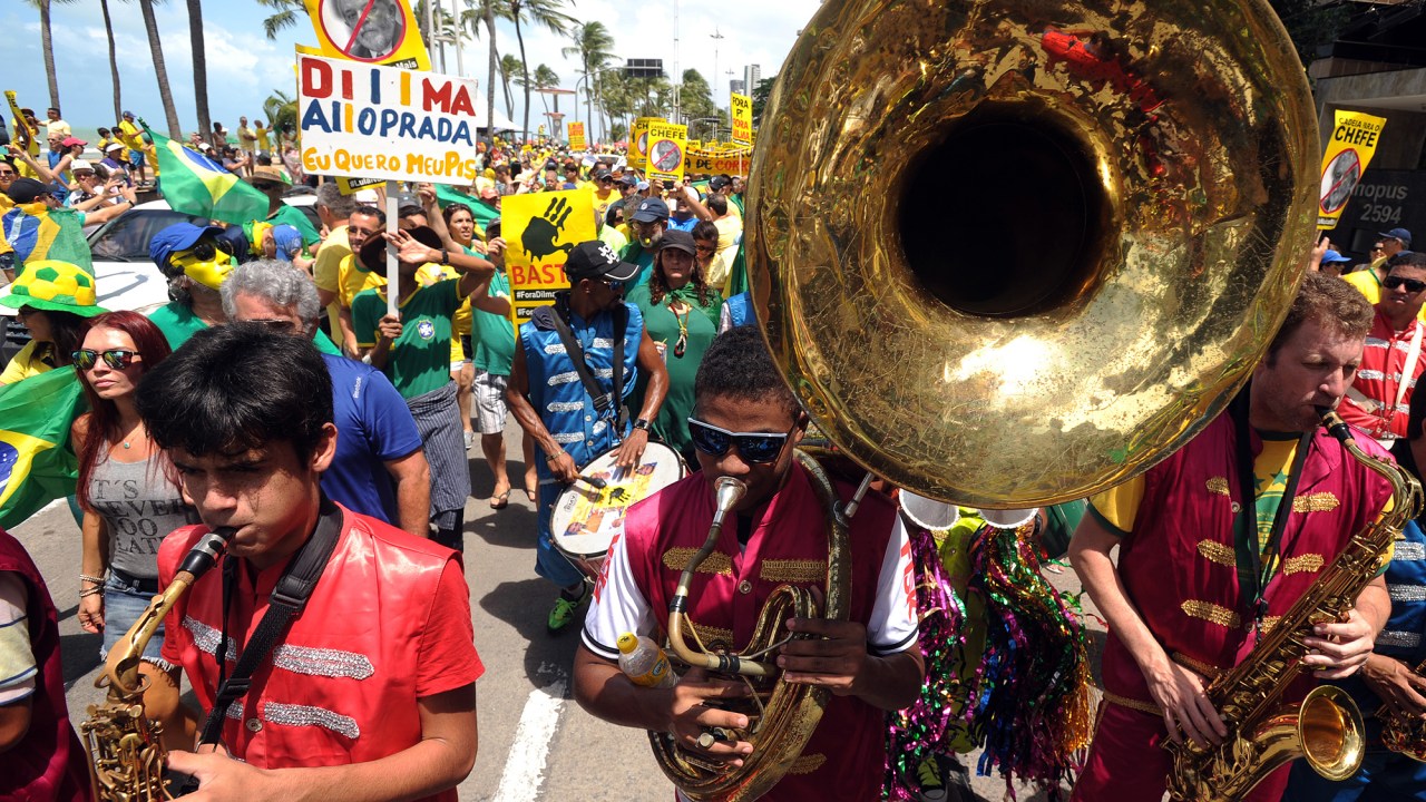 Manifestantes durante ato contra o governo Dilma Rousseff na Praia de Boa Viagem em Recife, neste domingo (16)