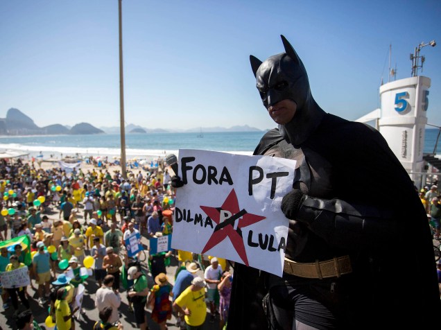 Protesto contra governo Dilma é realizado na orla de Copacabana, neste domingo (16)