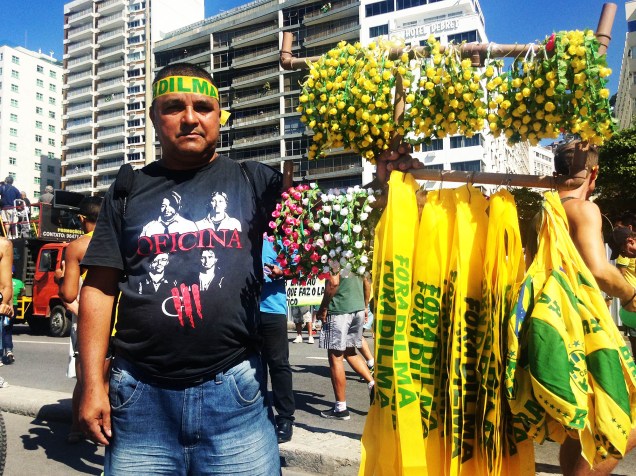 Luis Cláudio Costa, 48 durante o protesto contra governo Dilma é realizado na orla de Copacabana, neste domingo (16)